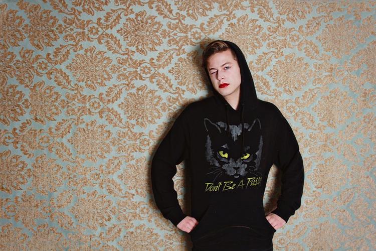 Parfumegeni. Mike Hadreas debuterede på Myspace i 2008 under kunstnernavnet Perfume Genius. 