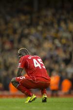 Balotelli. Den italienske angriber hører til blandt fodboldens mest kontroversielle skikkelser. Tidligere er han bl.a kommet til at sætte ild til sit hus med fyrværkeri, og da han spillede for Inter lod han sig afbillede i en Milan-trøje. 