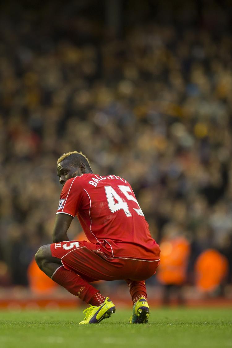 Balotelli. Den italienske angriber hører til blandt fodboldens mest kontroversielle skikkelser. Tidligere er han bl.a kommet til at sætte ild til sit hus med fyrværkeri, og da han spillede for Inter lod han sig afbillede i en Milan-trøje. 