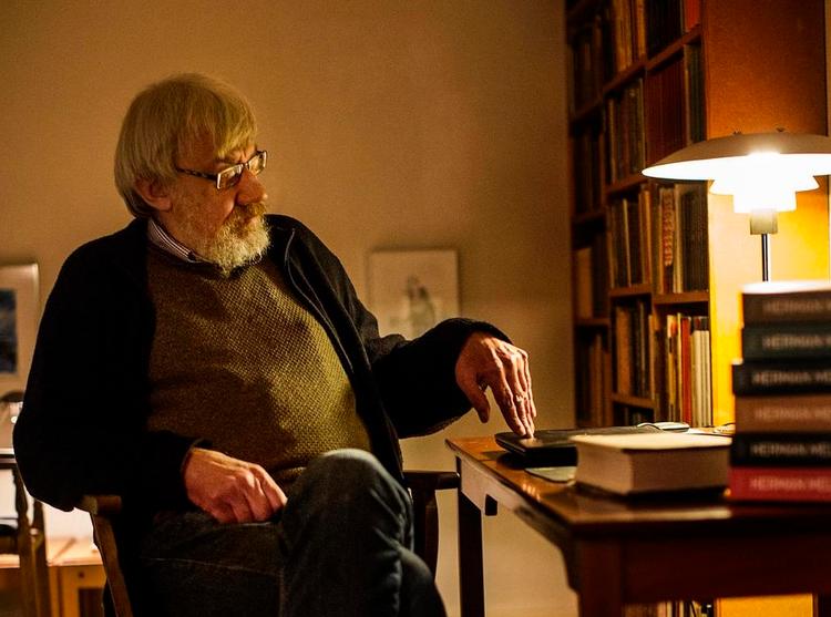 Grundig. Flemming Chr. Nielsen har oversat Herman Melvilles romaner. Nu vil han også oversætte Melvilles tidsskrift- og magasinartikler og -noveller. 