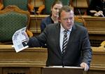 Spørgetime. En del af den politiske kunst er at lægge præmisser ind i de spørgsmål, man stiller, mener politisk ordfører Ole Hækkerup (S). Her deltager Lars Løkke Rasmussen (V) i  Folketingets spørgetime. 