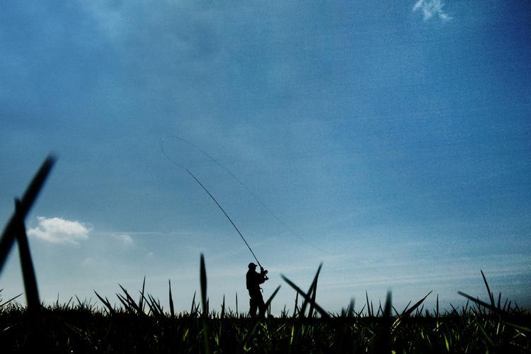 Fluefiskeri. "Han brydes med en fisk i mere end en time (...) Han er alene i floden med fisken og den aftenmilde natur, lykken strømmer gennem hans årer" skriver Baldursdóttir. 