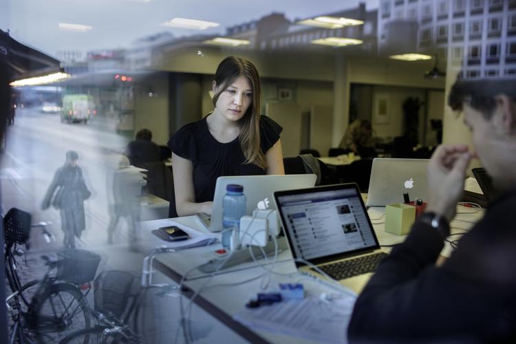 27-årige Kristina Landsperg, der lige har mistet jobbet i en sparerunde, har indrettet sig, så hun kan betale sine faste udgifter på dagpenge. 