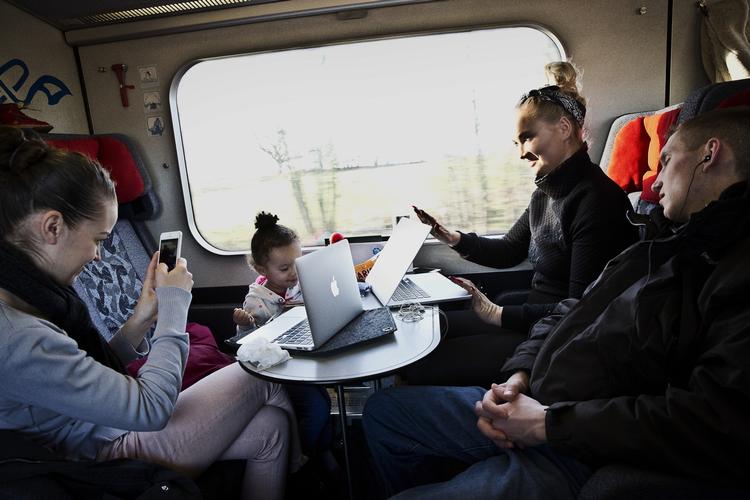 Mobilt. Trods navnet 'Print Selv'-billet, kan den fremvises på computer eller tablet i toget, men altså ikke på smartphone. 