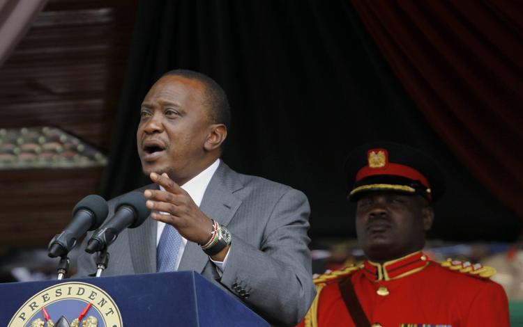 Kenya. Uhuru Kenyatta ved en tidligere tale. Nu er både indenrigsministeren og politidirektøren i landet trådt tilbage. 