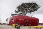 Jagt. Efterforskningsudstyr lastes på det australske flådefartøj Ocean Shield. Det blev tidligere på året brugt i eftersøgningen af MH370. 