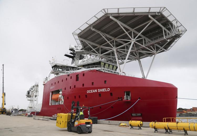Jagt. Efterforskningsudstyr lastes på det australske flådefartøj Ocean Shield. Det blev tidligere på året brugt i eftersøgningen af MH370. 