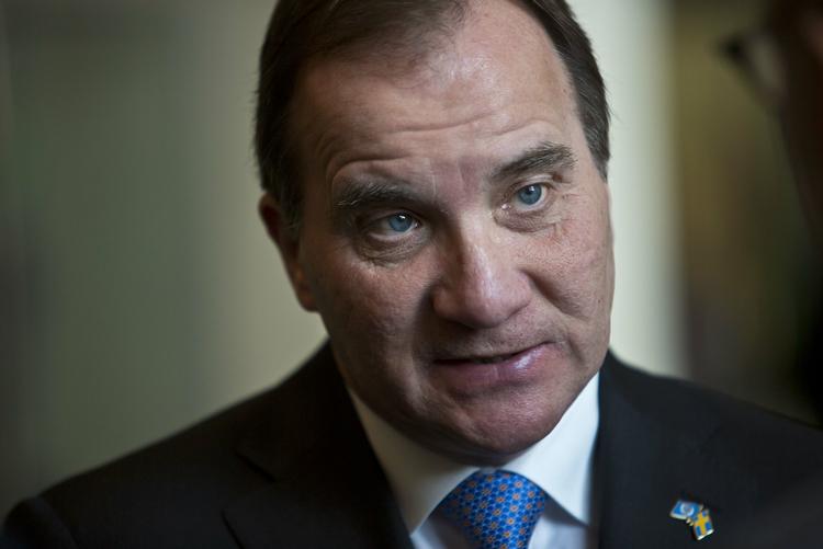 Den nye svenske statsminister Stefan Löfven er kommet i mindretal, efter at Sverigedemokraterna vil stemme for et borgerligt budgetforslag. 