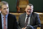 Spøgefugle. Der var plads til spøgefuldheder under dagens spørgetime i Folketingssalen. Lars Løkke Rasmussen mente ikke, at Helle Thornings tøj og sko ville klæde ham. Arkivfoto. 