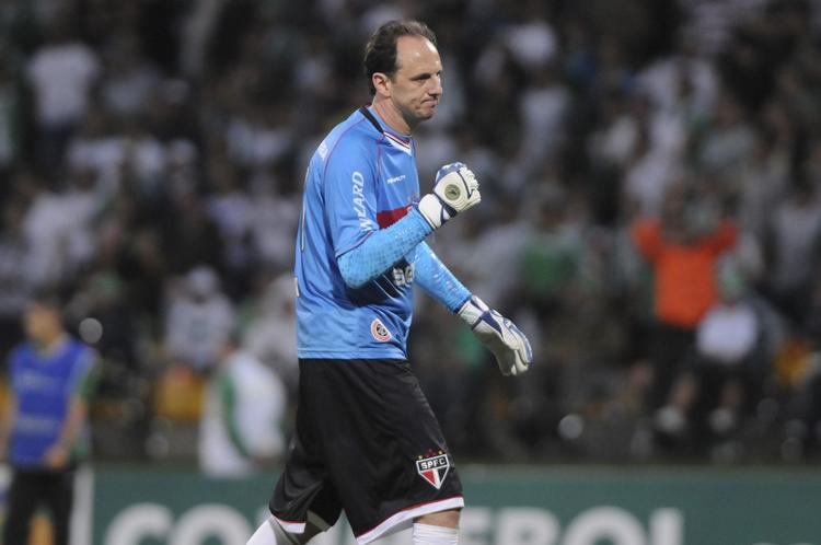 målrigt. Målmandslegenden Rogerio Ceni tager alle sit holds straffespark og frispark, mens han også kan finde ud af at tage med hænder. 