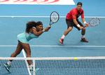alternativt. Serena Williams ses her i en tidligere kamp for Singapore Slammers med Lleyton Hewitt. 