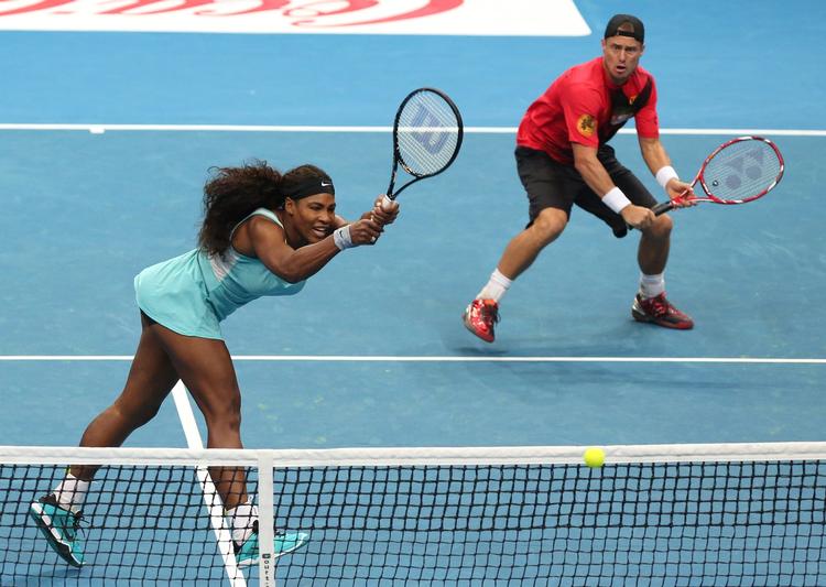 alternativt. Serena Williams ses her i en tidligere kamp for Singapore Slammers med Lleyton Hewitt. 