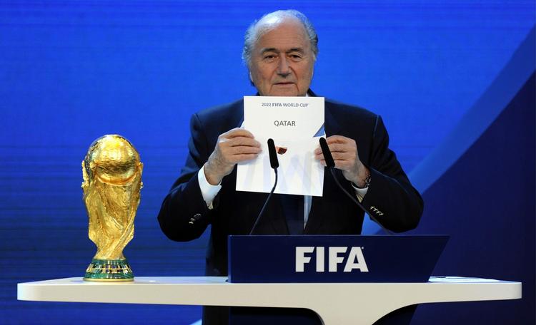 ansvar? Fifa-præsident Sepp Blatter afslører i 2010, at værtsrollen for VM-slutrunden i 2022 blev givet til ørkenstaten Qatar. 