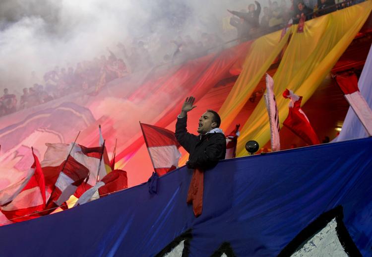 ekstremt. Atletico-fans på det afsnit af stadion, hvor medlemmer af den radikale Frente Atletico-fraktion normalt holder til. 