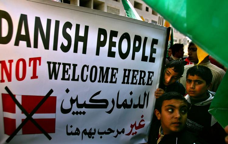 Krise. Under Muhammedkrisen i 2006 var Arla en af de danske virksomheder, der blev hårdest ramt. Da tegningerne i 2008 blev blev genoptrykt , var Arla igen i skudlinjen, og 22. november i år blev en af virksomhedens ansatte ramt af skud i Riyadh. 