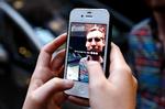 Mobilt. Snapchat er et hurtigt og derfor også farligt socialt medie. Man kan snildt komme til at sende et billede, man skulle have holdt for sig selv. 