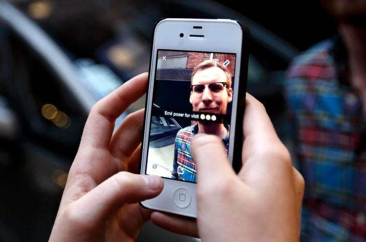 Mobilt. Snapchat er et hurtigt og derfor også farligt socialt medie. Man kan snildt komme til at sende et billede, man skulle have holdt for sig selv. 