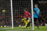 2-1. Marouane Fellaini (midt) har scoret på hovedstød for Manchester United over for et lidt for passivt Stoke-forsvar. 