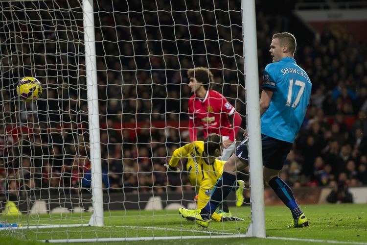 2-1. Marouane Fellaini (midt) har scoret på hovedstød for Manchester United over for et lidt for passivt Stoke-forsvar. 