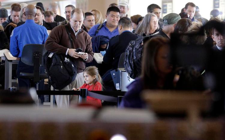 trængsel. Passagerer står roligt i kø i Chicagos Midway-lufthavn. På et tidspunkt var køen 1,9 kilometer lang. 