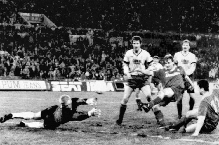 HISTORISK. Peter Schmeichel nåede lige akkurat ikke Rudi Völlers afslutning, og dermed kom Roma i Uefa Cup-finalen i 1991. 
