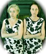 Søstre. Der er ikke meget at grine ad i søstrene Juhls liv, spillet af Birgitte Prins og Charlotte Elisabeth Munksgaard. Men det gør vi alligevel. 