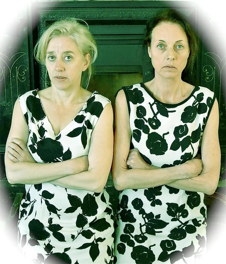 Søstre. Der er ikke meget at grine ad i søstrene Juhls liv, spillet af Birgitte Prins og Charlotte Elisabeth Munksgaard. Men det gør vi alligevel. 