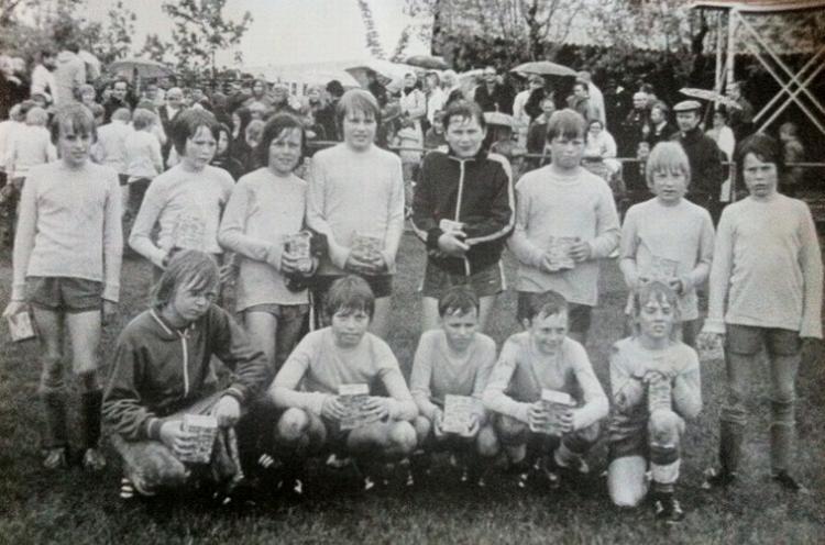1972. Fire af spillerne fra Brøndbys lilleputhold, der i 1972 tabte finalen i Brøndby Cuppen til Hvidovre, endte med at få kampe på klubbens førstehold: John Widell (nr. 3 bagest fra højre), Jan Nyström (nr. 2 bagest fra venstre), målmanden Ole Nørrevang og den senere landsholdsspiller Erik Rasmussen (nr. tre forrest fra venstre). Allan Nielsen (nr. 3 fra bagest venstre) måtte senere 'nøjes' med at skrive i Politiken om sine tidligere medspillere. Bygningen i baggrunden er træhuset, der var kendt som Tulles klubhus. 