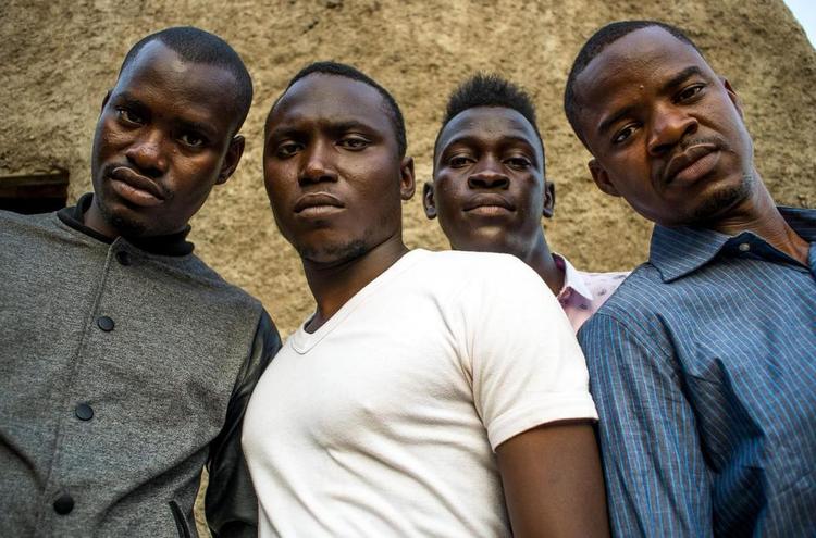 Eksilblues. Mali bliver ved med at fostre nye spændende musiknavne. Det nyeste skud på stammen hedder Songhoy Blues og består af musikere på flugt fra muslimske fundamentalisters musikforbud. Guitaristen og initiativ tageren Garba Touré ses til venstre. 