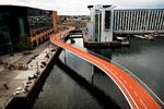 Drømmesyn. En orange streg i luften er blevet billedet på det lette lykkelige hverdagsliv i København. 