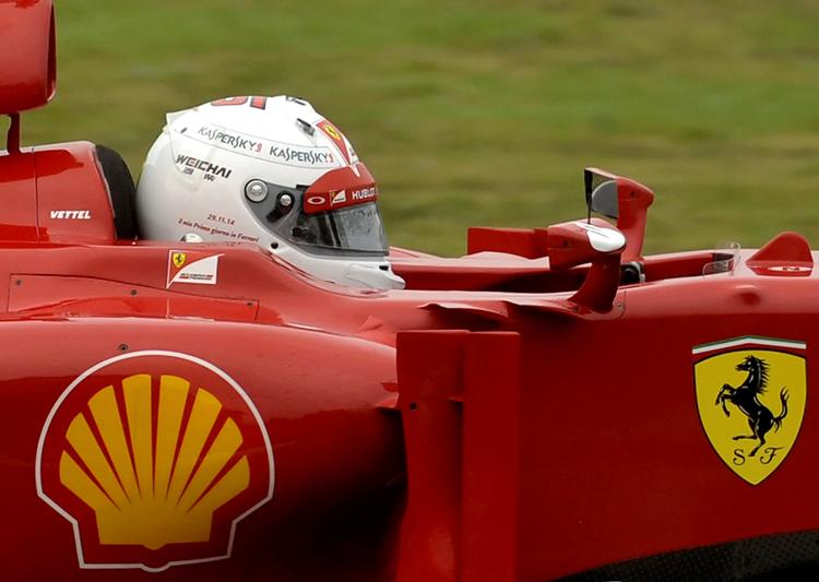 Skifte. Fire dage efter Vettel havde afsluttet sæsonen for Red Bull, satte han sig ind i en Ferrari. 