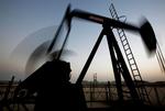 Pumper. Opec pumper lystigt videre trods overproduktionen, her i Bahrain. 