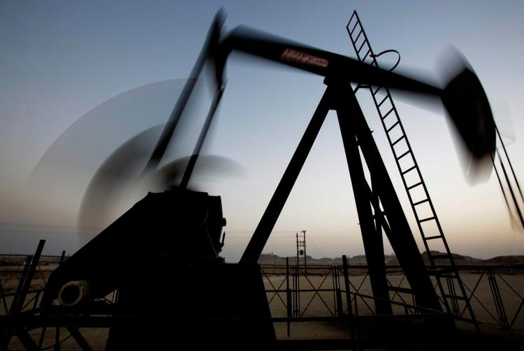 Pumper. Opec pumper lystigt videre trods overproduktionen, her i Bahrain. 