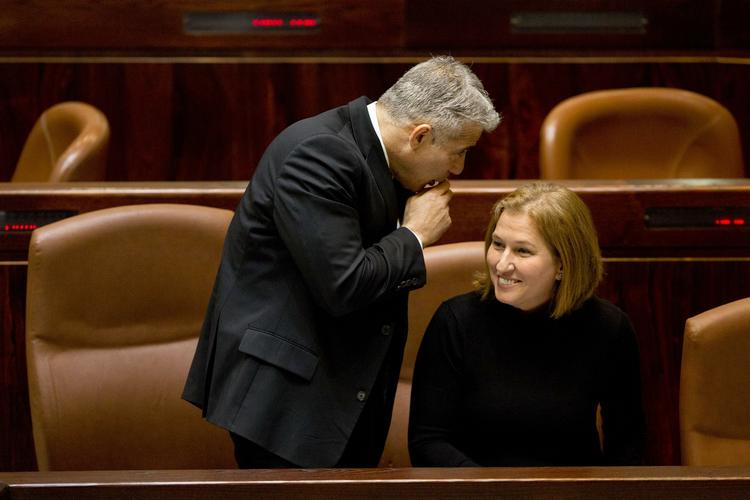 Fyret. Både finansminister Yair Lapid og justitsminister Tzipi Livni er blevet afskediget samtidig med udskrivelsen af valget. 