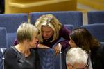 Kaotisk politisk situation i Sverige fører til nyvalg. Her er det socialdemokraternes økonomiordfører Ulla Andersson og finansminister Magdalena Andersson (midten), der sammen med de grønnes Janine Alm Ericson i går aftes diskuterer situationen. 