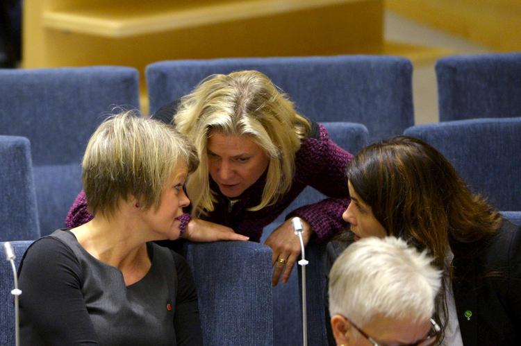 Kaotisk politisk situation i Sverige fører til nyvalg. Her er det socialdemokraternes økonomiordfører Ulla Andersson og finansminister Magdalena Andersson (midten), der sammen med de grønnes Janine Alm Ericson i går aftes diskuterer situationen. 
