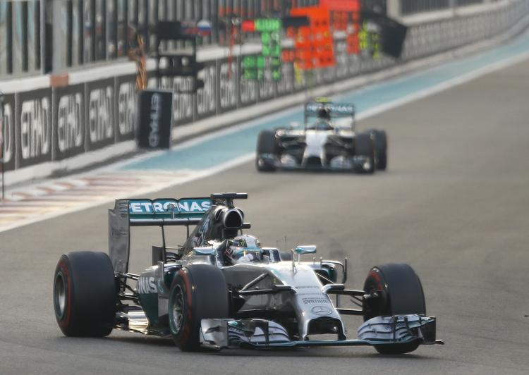 suveræn. Lewis Hamilton fuldendte en sæson præget af Mercedes-dominans med den samlede sejr i kampen om verdensmesterskabet i formel 1. 