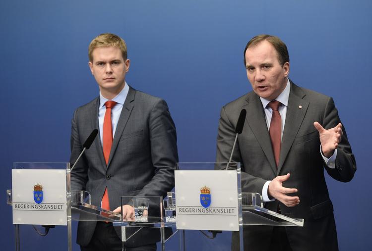 Valg. Sveriges statsminister Fredrik Löfven var flankeret af uddanelsesminister Gustav Fridolin under pressemødet, hvor han annoncerede valg 22. marts næste år. 