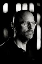 PROF. Journalistik kan føre til mange ting, måske også fængsel. Mens Henrik Qvortrup venter på nyt i politisagen om Se og Hørs tys-tys- kilde, har han skrevet en biografi om sit professionelle liv. Arkivfoto: Peter Hove Olesen 