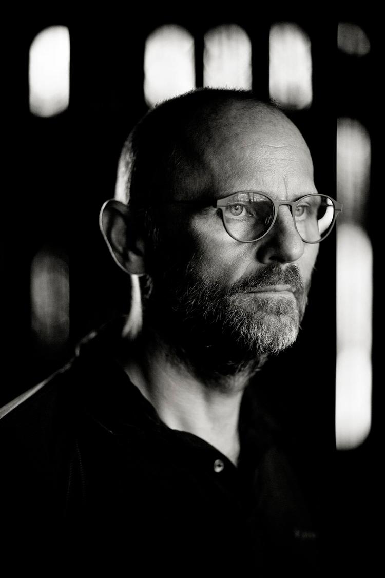 PROF. Journalistik kan føre til mange ting, måske også fængsel. Mens Henrik Qvortrup venter på nyt i politisagen om Se og Hørs tys-tys- kilde, har han skrevet en biografi om sit professionelle liv. Arkivfoto: Peter Hove Olesen 