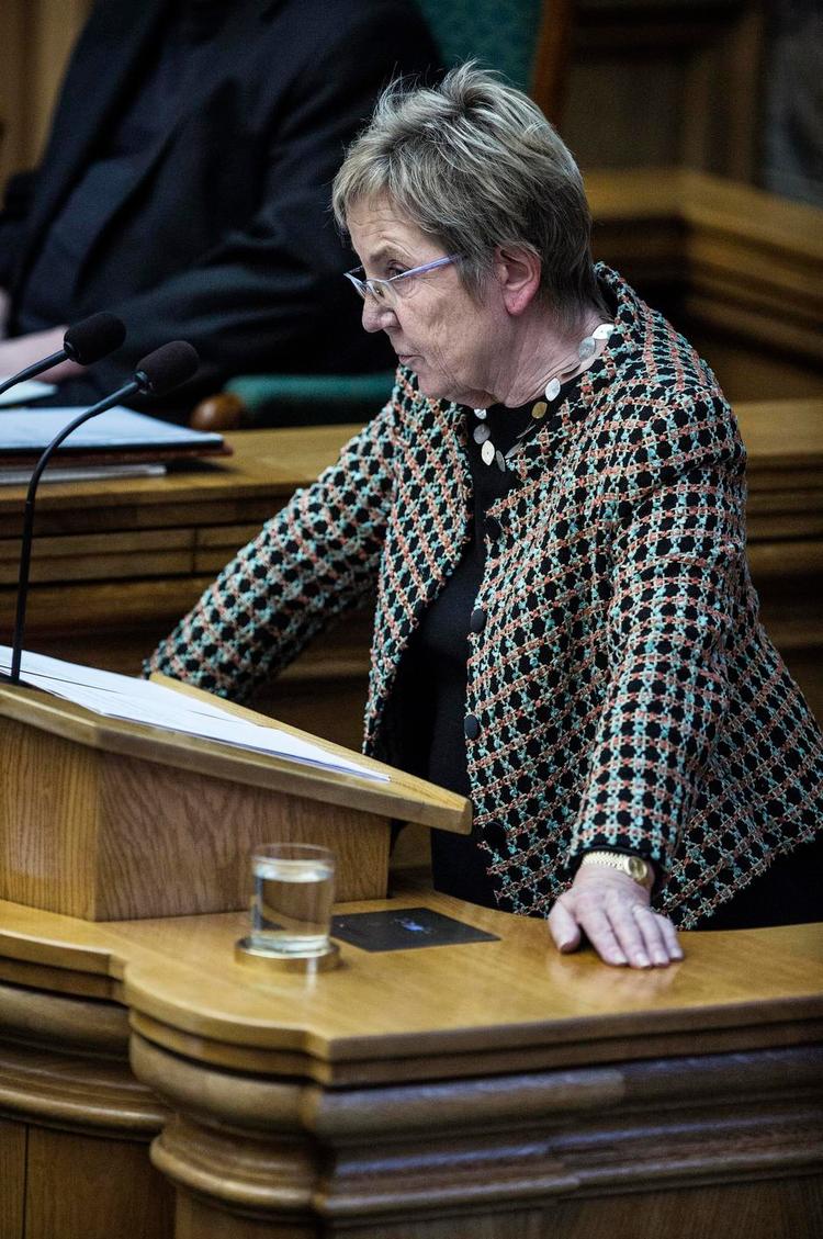 I ILDEN. I fire timer blev Kulturminister Marianne Jelved (R) på forskellig vis angrebet for sin politik omkring lukningen af DR Underholdnings Orkester. 