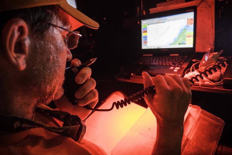 reddet. En navigatør fra Volvo Ocean race kommunikerer med Team Vestas Wind, da båden strandede. 