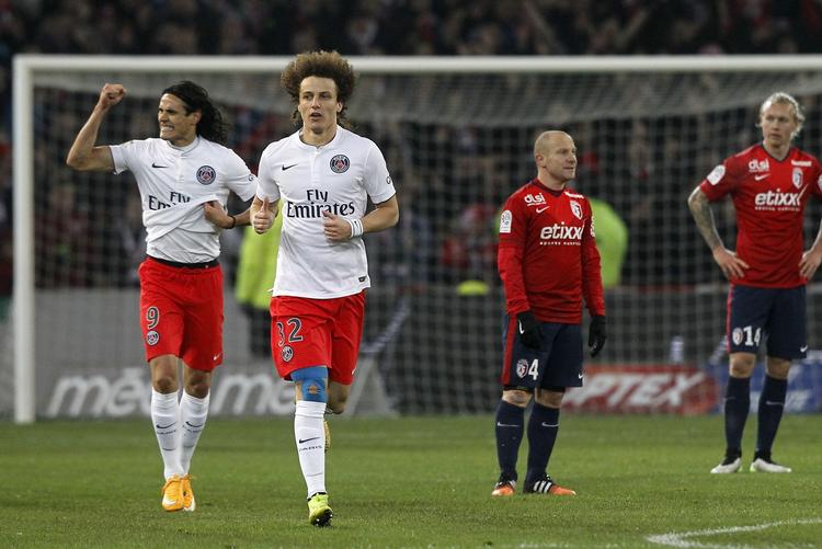1-1. PSG's Edinson Cavani (tv) har scoret, og Simon Kjær (th) ærgrer sig 