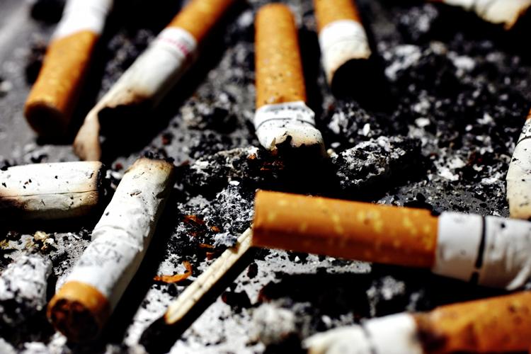 Skod. En del beboere i etageejendomme føler sig generet af naboernes rygning. 