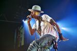 Varmluftballon. Livsstykket Pharrell stod med 'Happy' bag en af årets helt store hitmelodier. Eller plager - alt efter temperament. Her ses han under en optræden i Forum i efteråret. Næste sommer vender han tilbage, som et af hovednavnene på Roskilde Festival. 
