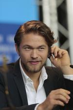 Fremadstormende. Det kan godt være, at Jakob Oftebro døde som Laust i '1864', men i virkelighedens verden er han spillevende. På Berlins filmfestival tidligere på året blev han kåret som Shooting Star. 