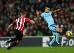 målsluger. Sergio Aguero (th) viste igen i går sin giftighed foran mål, da City-spilleren scorede to gange - og leverede en assist - i kampen mod Sunderland. 