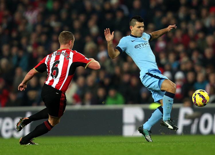 målsluger. Sergio Aguero (th) viste igen i går sin giftighed foran mål, da City-spilleren scorede to gange - og leverede en assist - i kampen mod Sunderland. 