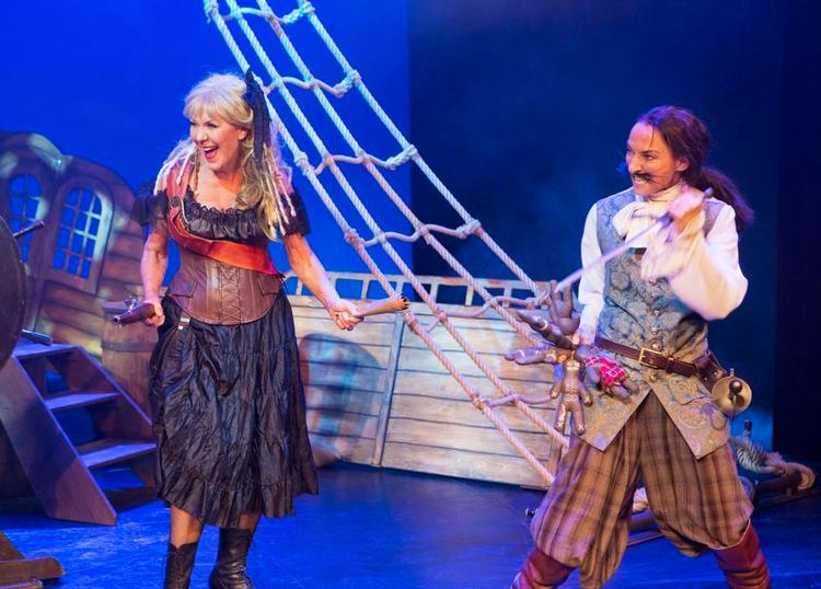 KVINDEPIRATER. Årets Crazy Christmas Cabaret byder på flere stærke kvindelige pirater. Her Vivienne McKee som Cutthroat Kitty og Tina Robinson som Juanita. 