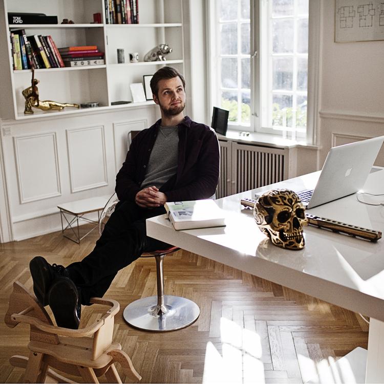 SUCCES. Hvis danskerne er begyndt at drømme om livet som iværksætter og den succes, det - forhåbentlig - bringer med sig, så er der her nogle gode råd at hente. Her ses 'Lakridskongen' Johan Bülow ved sit skrivebord i privaten på Frederiksberg. 